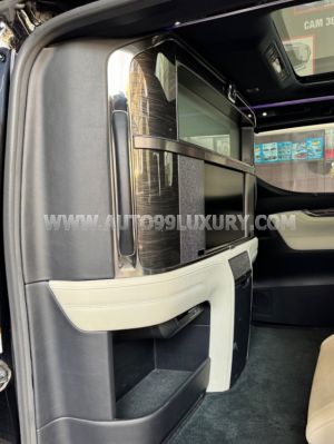 Xe Lexus LM 300h Royal Lounge 2020