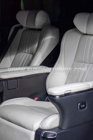 Xe Lexus LM 350 2022