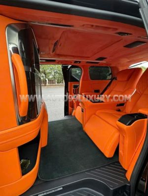 Xe Lexus LM 300h Royal Lounge 2020