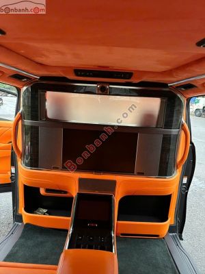 Xe Lexus LM 300h Royal Lounge 2020