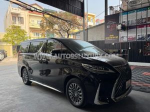 Xe Lexus LM 300h Royal Lounge 2020