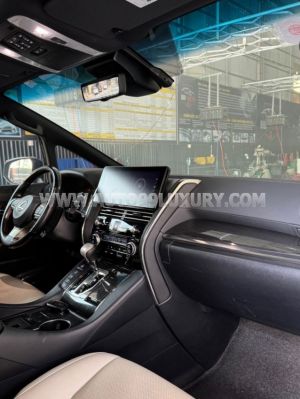 Xe Lexus LM 300h Royal Lounge 2020