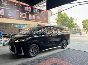 Xe Lexus LM 300h Royal Lounge 2020