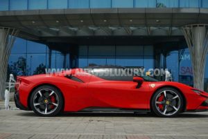 Xe Ferrari SF90 Stradale 4.0 V8 2022