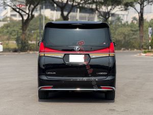 Xe Lexus LM 300h Royal Lounge 2020