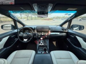 Xe Lexus LM 300h Royal Lounge 2020